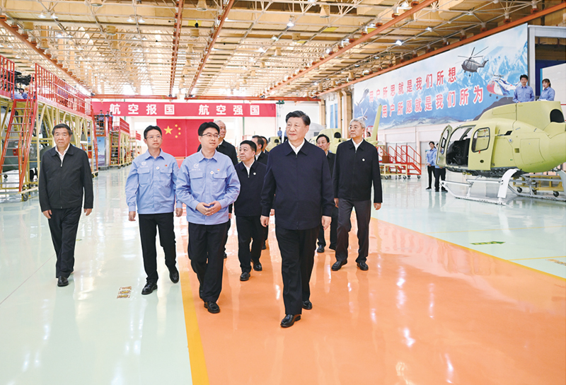 2023年10月10日至13日，中共中央总书记、国家主席、中央军委主席习近平在江西考察。这是11日上午，习近平在景德镇市昌河飞机工业（集团）有限公司考察。 新华社记者 燕雁/摄