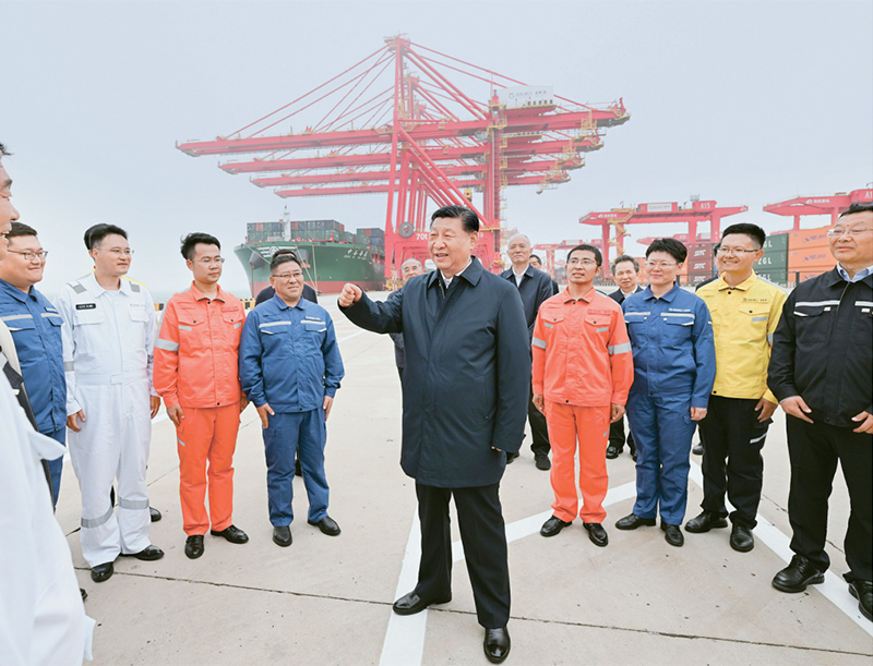 2024年5月22日至24日，中共中央总书记、国家主席、中央军委主席习近平在山东考察。这是22日下午，习近平在日照港亲切慰问港口科技工作者、运营人员、航运人员。 新华社记者 谢环驰/摄