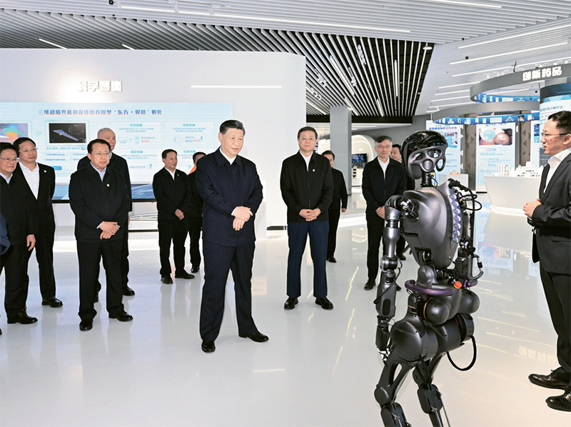 2023年11月28日至12月2日，中共中央总书记、国家主席、中央军委主席习近平在上海考察。这是11月28日下午，习近平在浦东新区张江科学城参观上海科技创新成果展。 新华社记者 谢环驰/摄