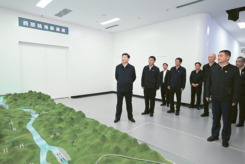 2023年12月14日至15日，中共中央总书记、国家主席、中央军委主席习近平在广西考察。这是14日上午，习近平在南宁市考察中国—东盟信息港股份有限公司，结合平陆运河沙盘听取西部陆海新通道骨干工程建设汇报。 新华社记者 谢环驰/摄